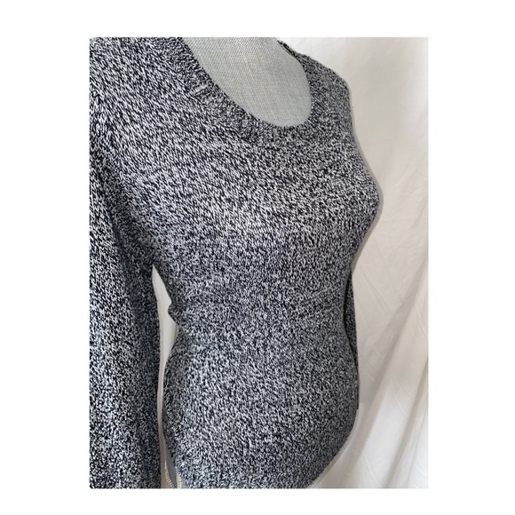 simple black and white long-sleeve shirt/sweater - Picture 2 of 8